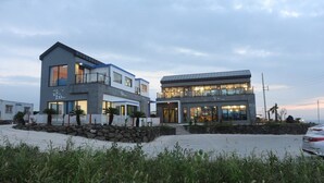 Ein modernes, zweistöckiges Gebäude mit Balkon und großen Fenstern.