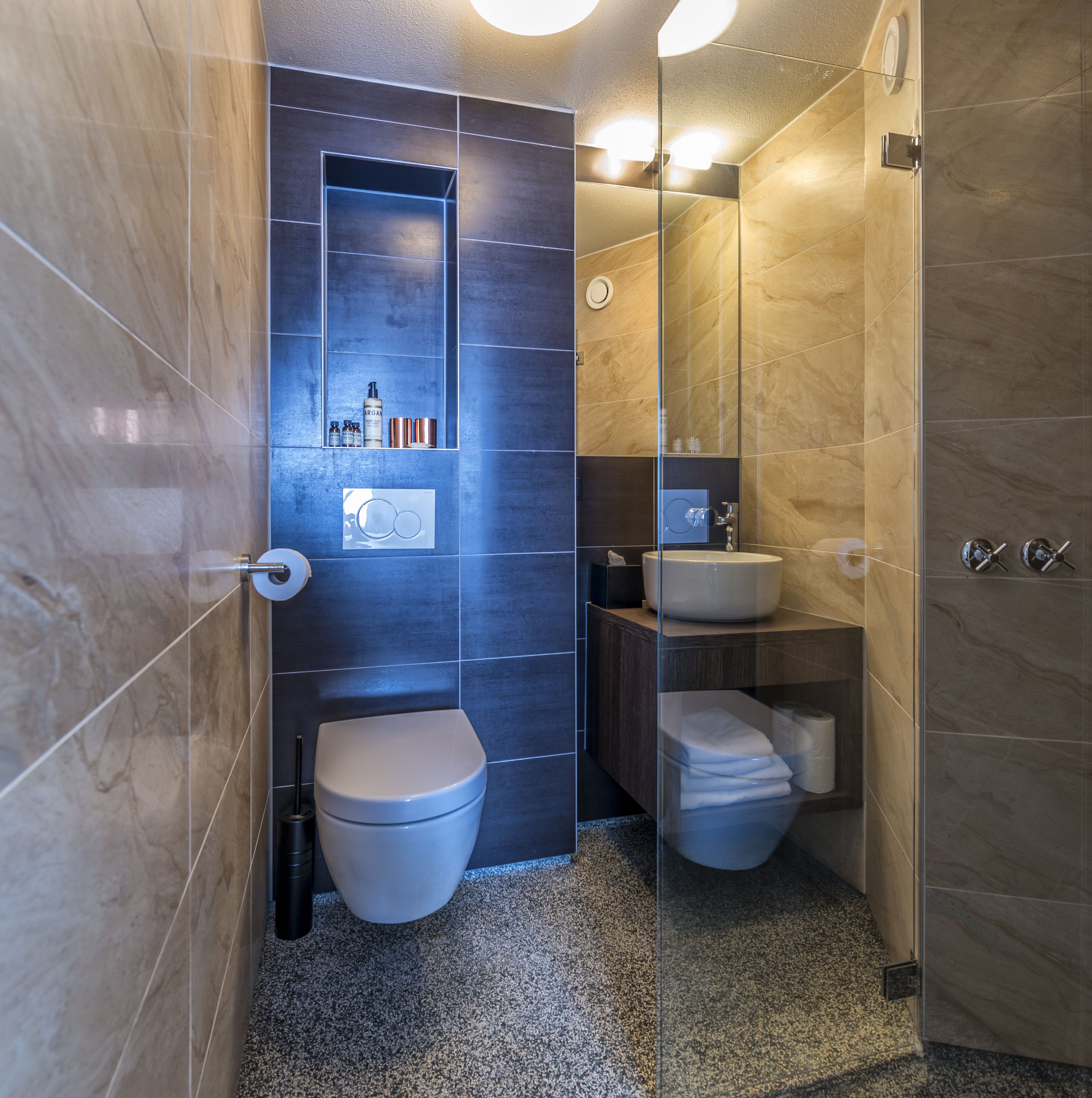 standard double room, 1 queen bed | bathroom | shower, free toiletries, hair dryer, towels