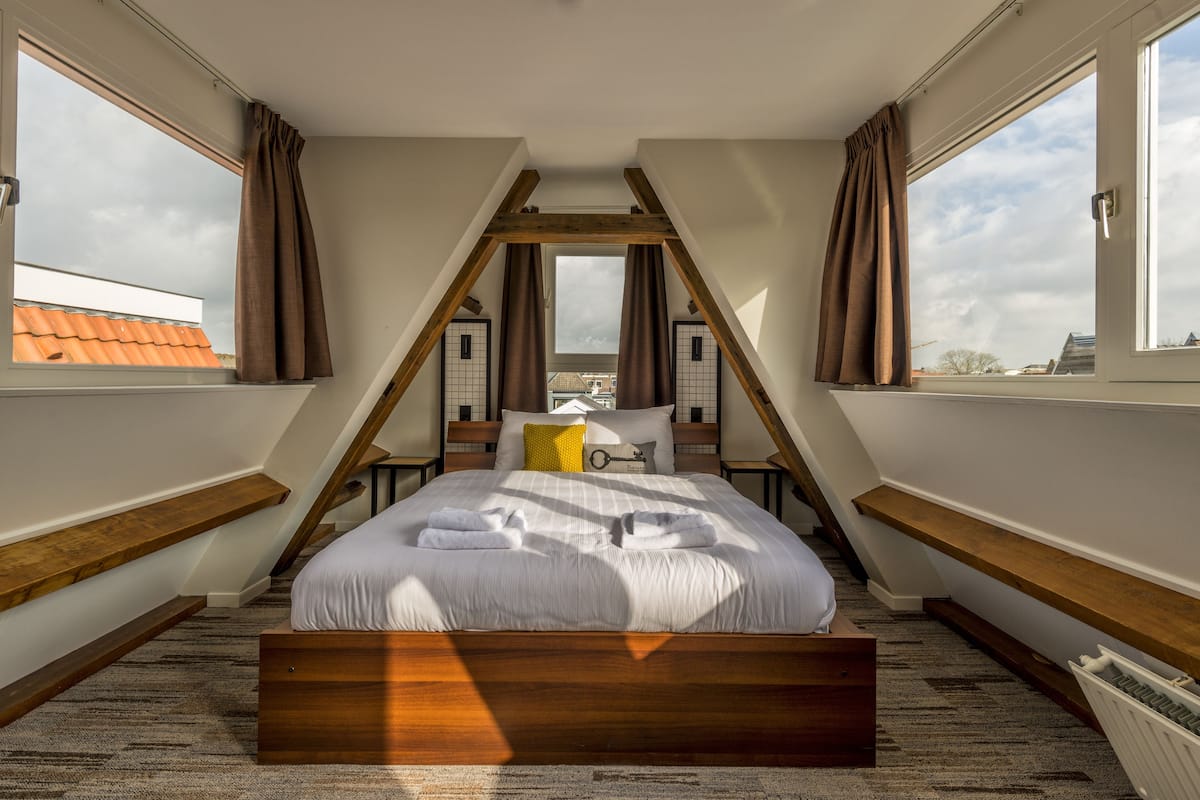 Deluxe tweepersoonskamer, 1 tweepersoonsbed | Een kluis op de kamer, verduisterende gordijnen, gratis wifi, beddengoed