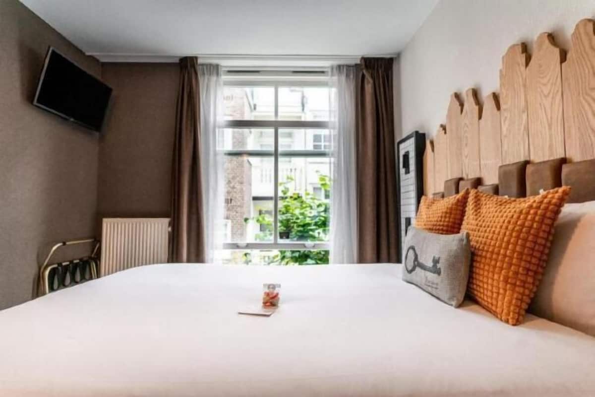 In-room safe, blackout curtains, free WiFi, bed sheets