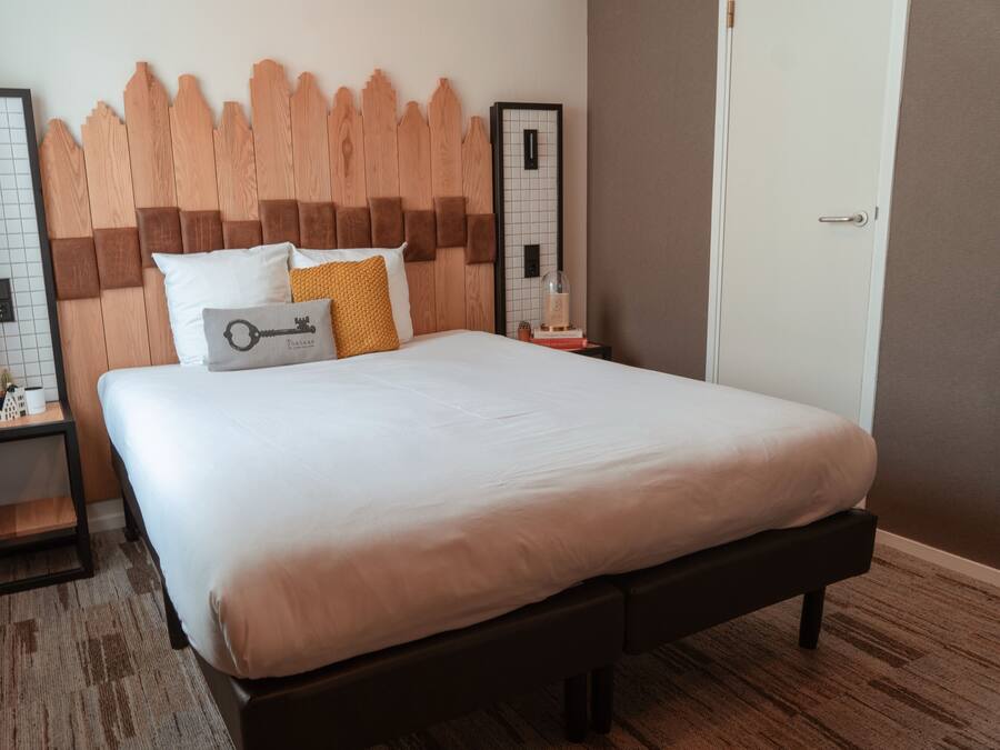 Habitación estándar doble, 1 cama de matrimonio | Caja fuerte, cortinas opacas, wifi gratis y ropa de cama