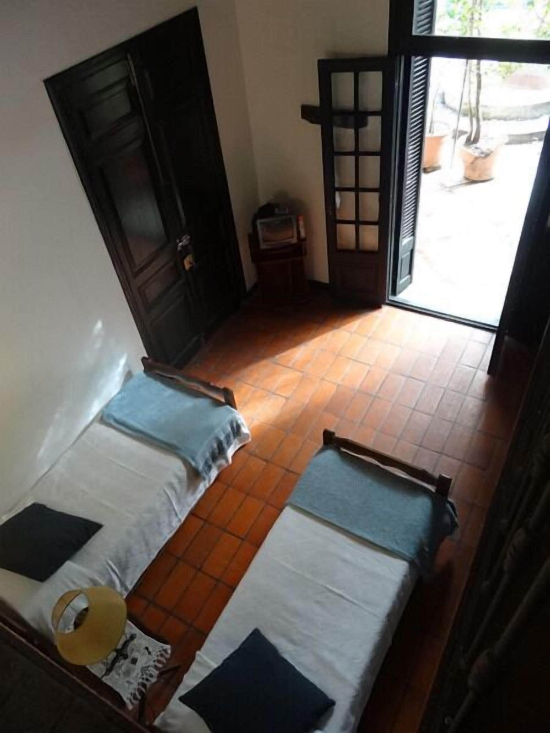 Habitación cuádruple superior | Cunas, camas extra, wifi gratis y ropa de cama 