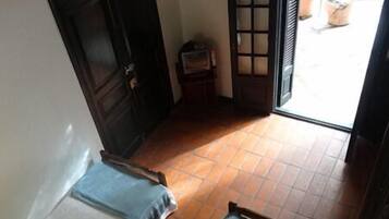 Cunas, camas plegables/adicionales, wifi gratis y ropa de cama