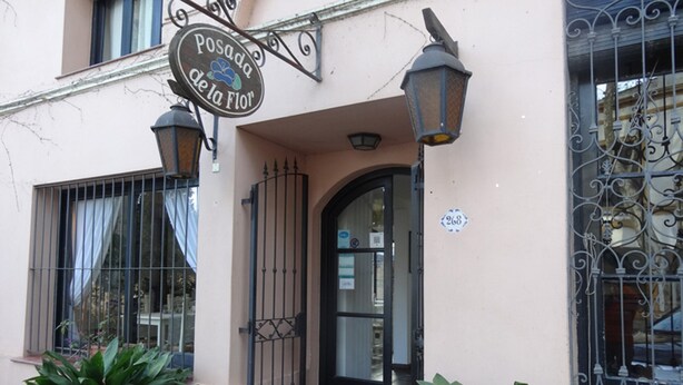 A building with a sign reading "Posada de la Flor" and a number "268" on the door. - Posada de la Flor (Colonia del Sacramento)