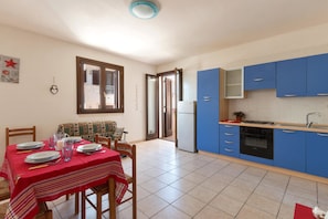 Refrigerador con freezer, horno, placa de cocina, tetera/pava eléctrica