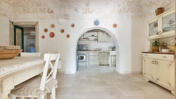 Full-sized fridge, oven, stovetop, dishwasher