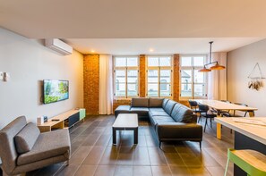 Apartment, 2 Schlafzimmer, Stadtblick (T301) | Wohnbereich | 45-Zoll-Flachbildfernseher mit Kabelempfang, Fernseher