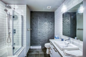 Loft (T203) | Bathroom | Combined shower/bathtub, hair dryer, towels, soap - Les Lofts du Trésor - By Les Lofts Vieux-Quebec (Québec City)