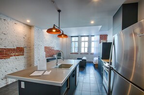 Loft (T203) | Iron/ironing board, travel crib, free WiFi, bed sheets - Les Lofts du Trésor - By Les Lofts Vieux-Quebec (Québec City)