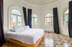 Penthouse, 2 Bedrooms (St-Laurent), Panoramic Views (T401) | Iron/ironing board, travel crib, free WiFi, bed sheets - Les Lofts du Trésor - By Les Lofts Vieux-Quebec (Québec City)