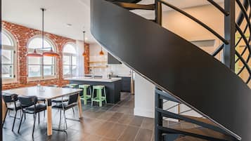 Penthouse St-Laurent 2 chambres – vue panoramique (T401) | Salle de séjour | Téléviseur à écran plat de 45 po avec télévision par câble, téléviseur