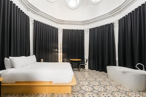 Tabla de planchar con plancha, wifi gratis y ropa de cama