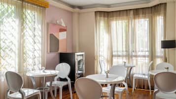 Daily continental breakfast (EUR 12 per person)