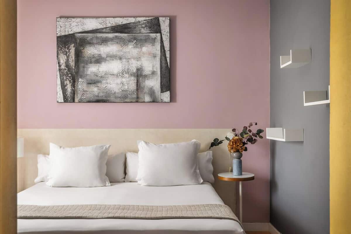 Quarto casal, sacada | Cofres nos quartos, cortinas blackout, berços grátis, Wi-Fi de cortesia