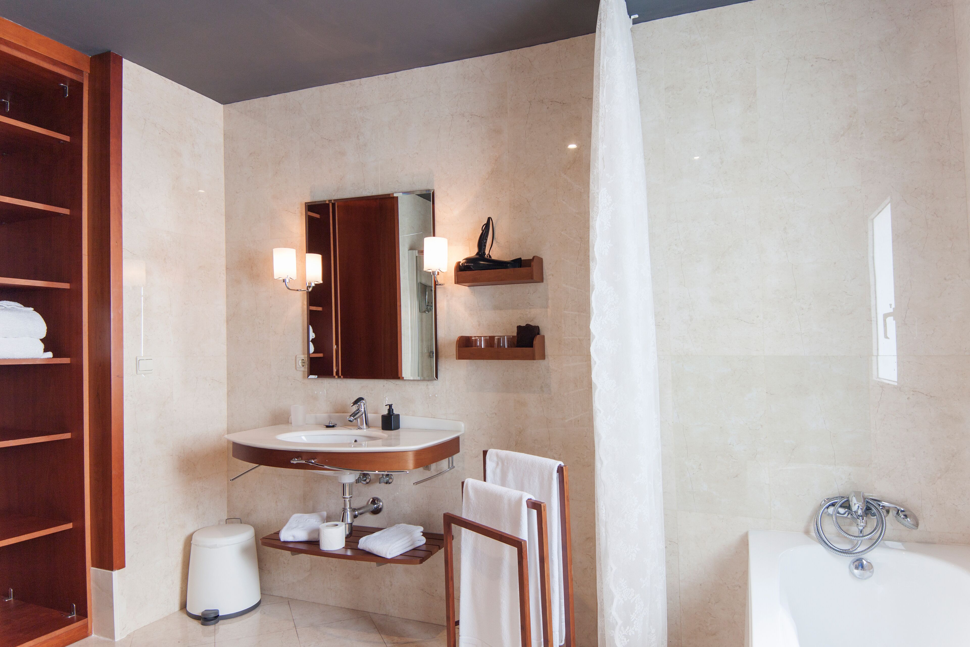 suite | bathroom | free toiletries, hair dryer, towels