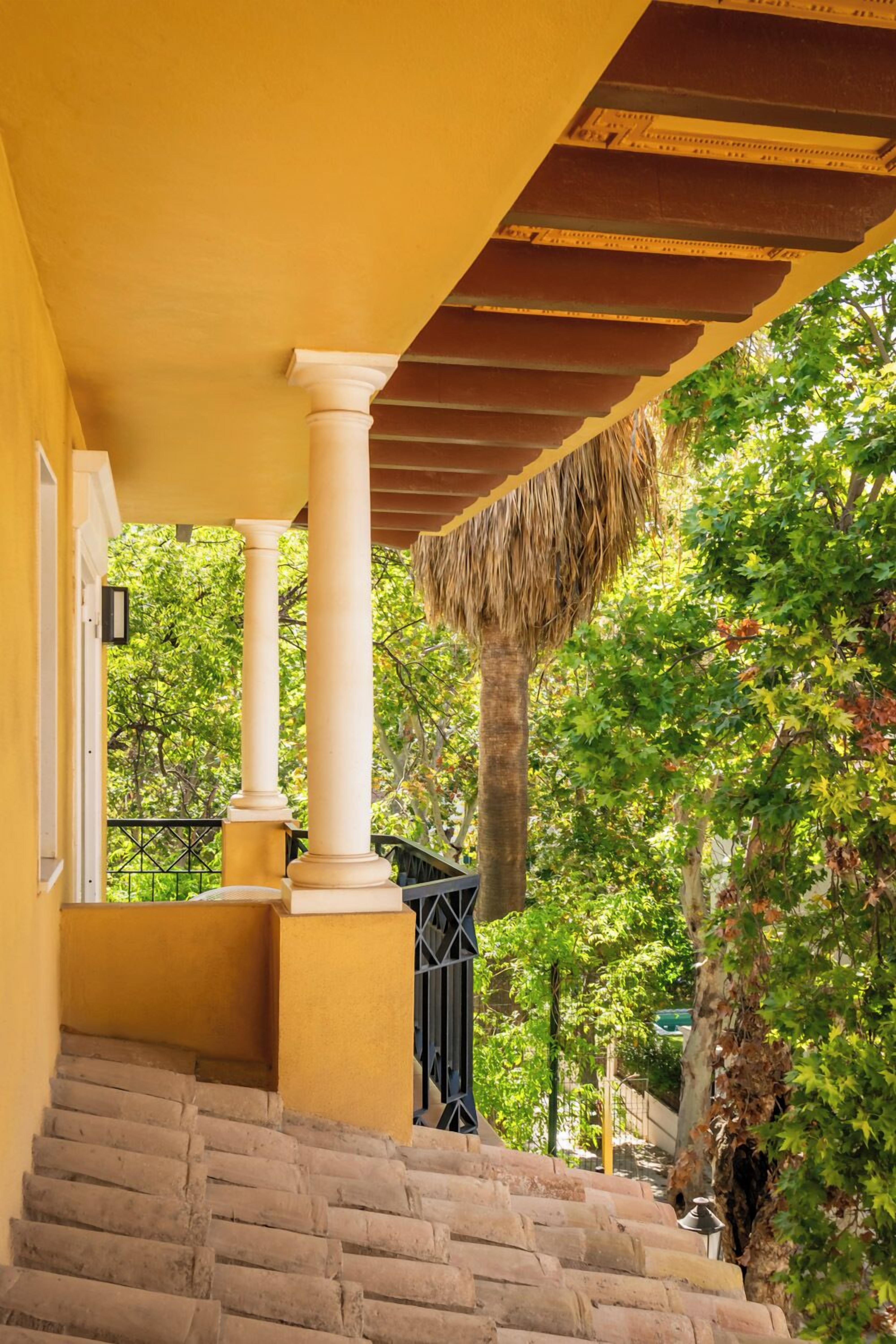 Tweepersoonskamer, balkon | Woonruimte | Een ledtelevisie