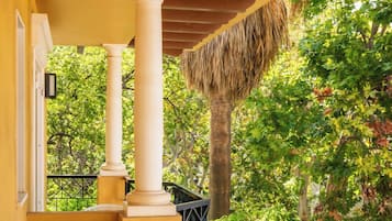 Tweepersoonskamer, balkon | Woonruimte | Een ledtelevisie