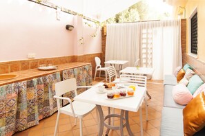 Tägliches kontinentales Frühstück (12 EUR pro Person)