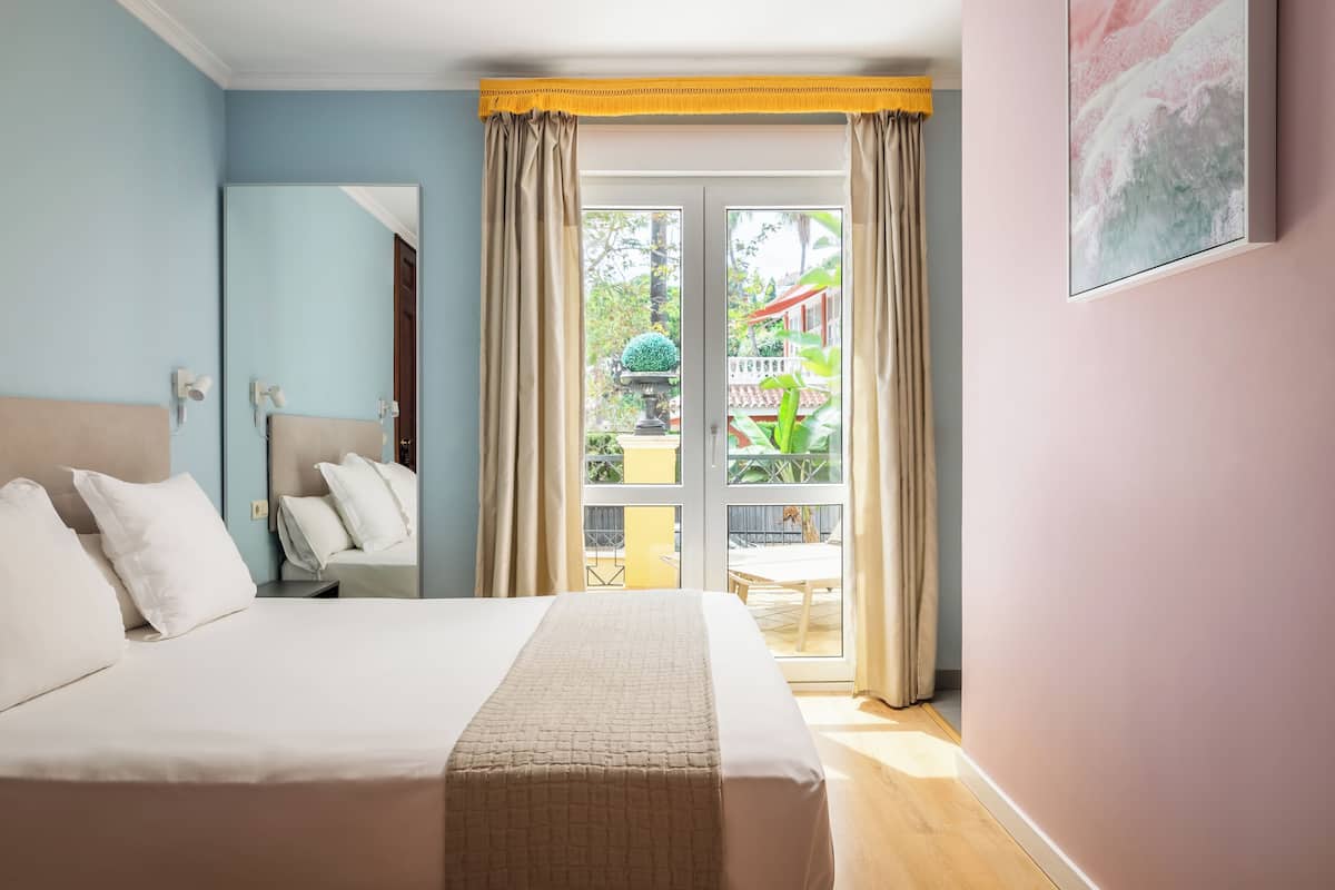 Quarto casal, terraço | Cofres nos quartos, cortinas blackout, berços grátis, Wi-Fi de cortesia