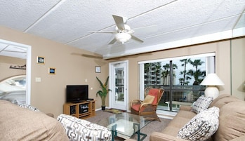 Lägenhet - 2 sovrum - uteplats | Vardagsrum | 40-tums platt-tv med kabelkanaler, tv och dvd-spelare