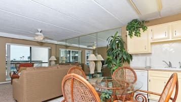 Condo, 2 phòng ngủ, sân hiên | Khu vực ăn uống tại phòng
