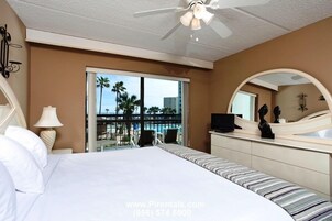 Lägenhet - 2 sovrum - uteplats | 1 sovrum, individuell inredning, unika möbler och strykjärn/strykbräda