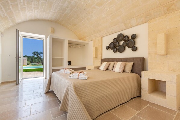 4 Schlafzimmer, Bügeleisen/Bügelbrett