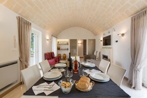 Luxe villa, 4 slaapkamers | Privékeuken | Een koelkast, een magnetron, een oven, een kookplaat