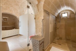 Luxury Villa, 4 Bedrooms | Bathroom | Shower, hair dryer, bidet, towels - Villa Bijou (San Michele Salentino)