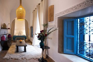 خزنة داخل الغرفة وبديكورات فريدة لكل غرفة وطراز فريد لكل وحدة