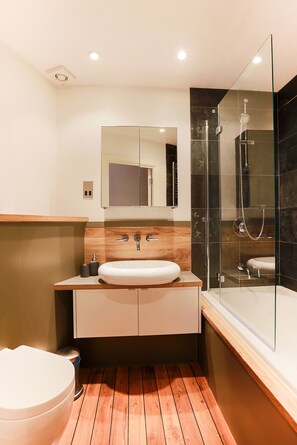Apartment, 1 Bedroom | Bathroom | Shower, free toiletries, hair dryer, towels - Rojen Apartments Liverpool Street (London)