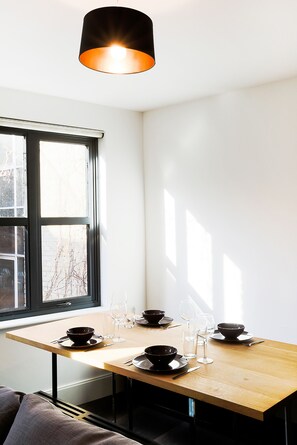 Apartment, 1 Bedroom | In-room dining - Rojen Apartments Liverpool Street (London)