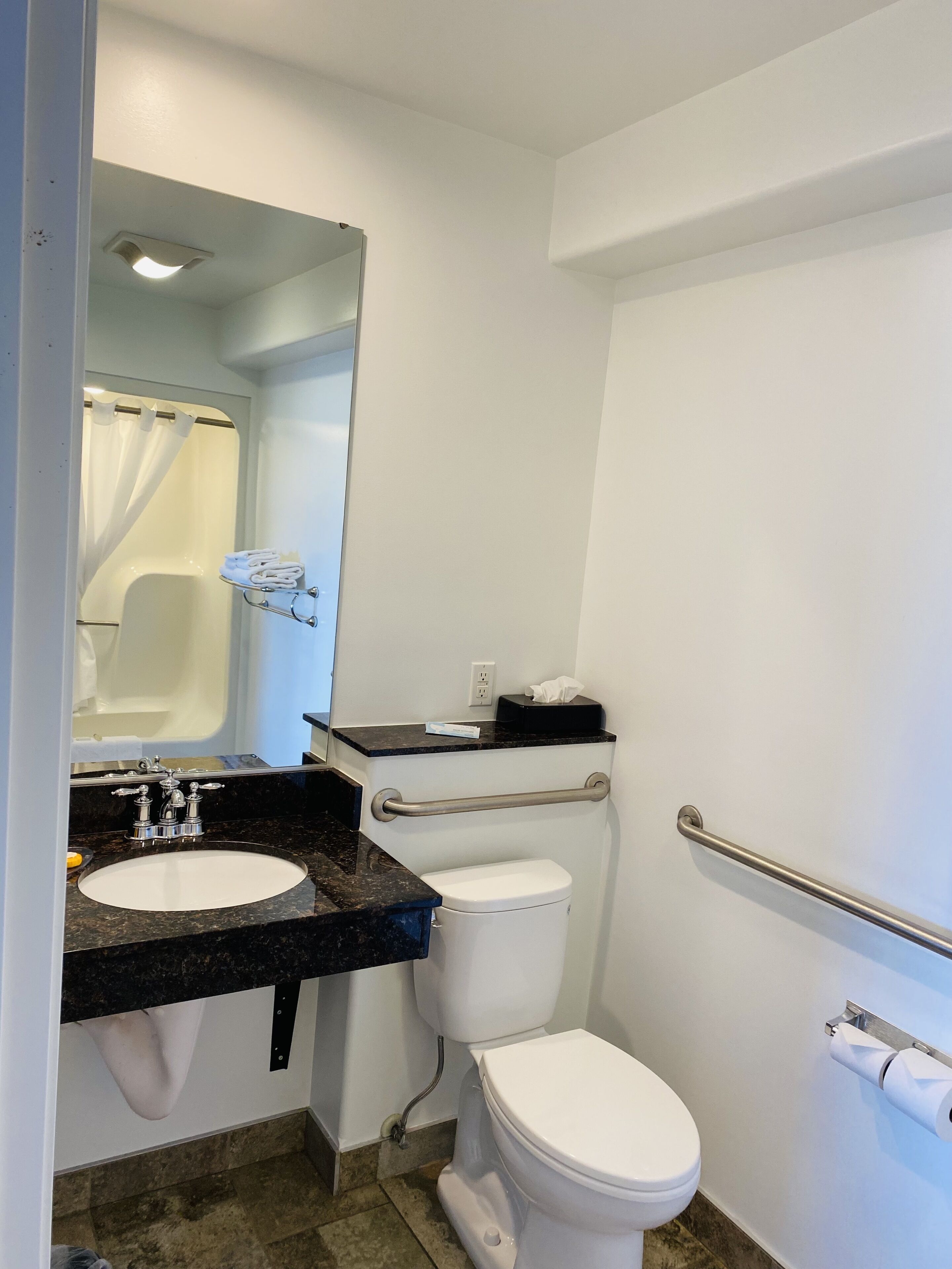 combined shower/bathtub, rainfall showerhead, free toiletries