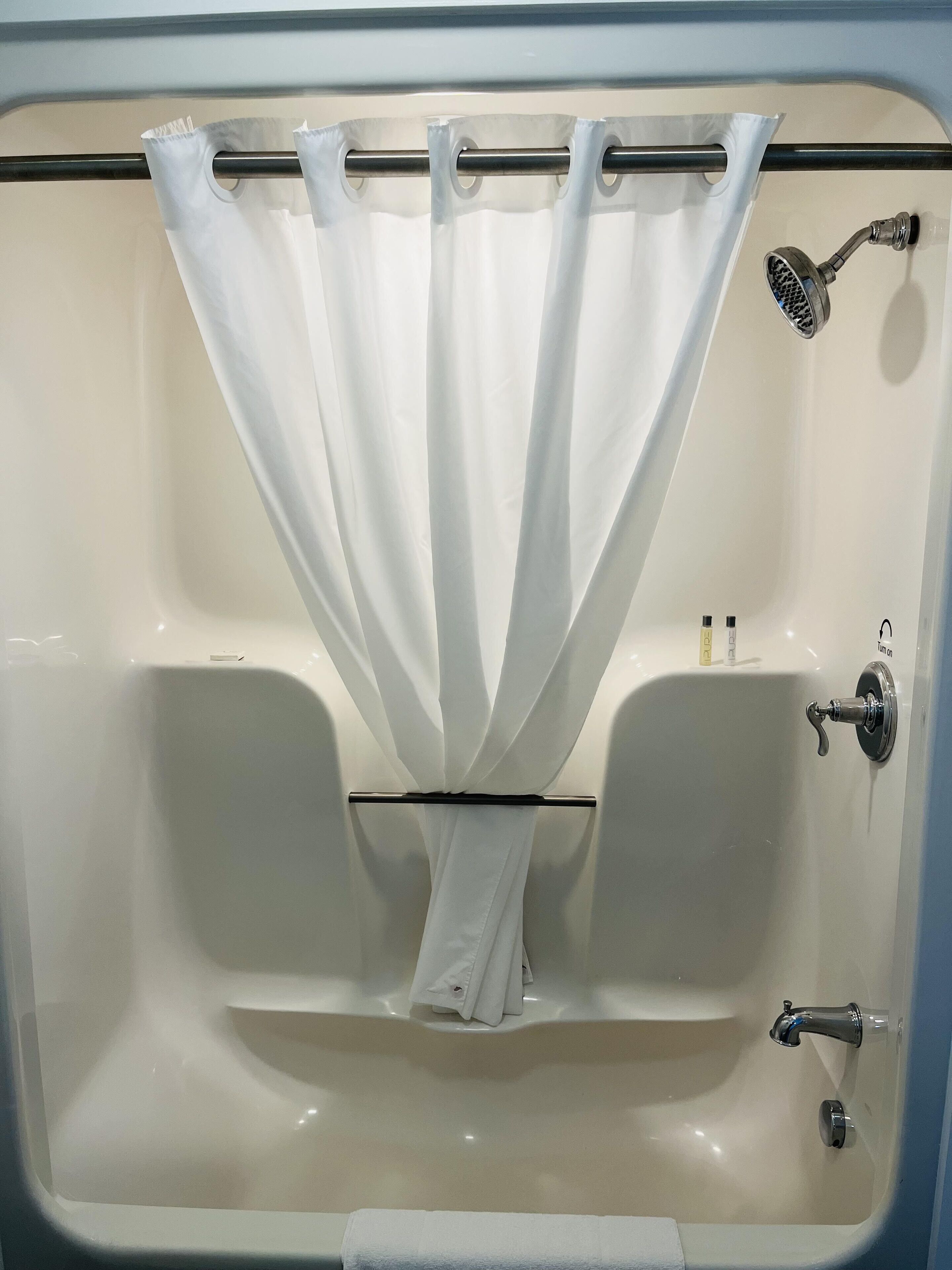 combined shower/bathtub, rainfall showerhead, free toiletries