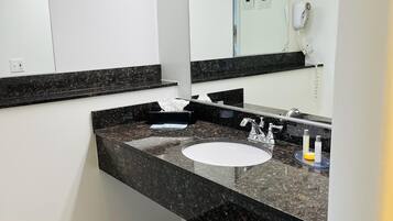 Combined shower/bathtub, rainfall showerhead, free toiletries