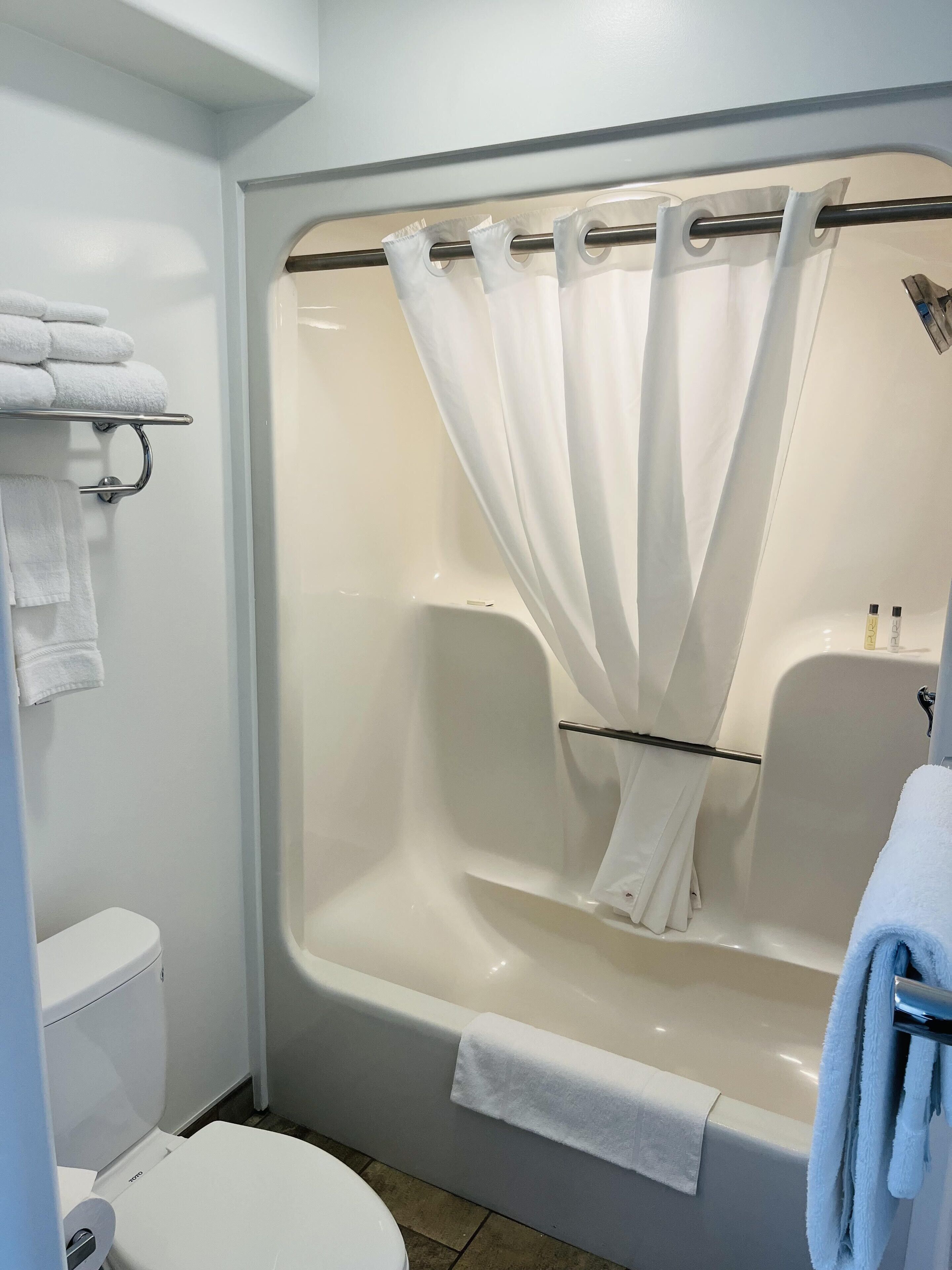 combined shower/bathtub, rainfall showerhead, free toiletries