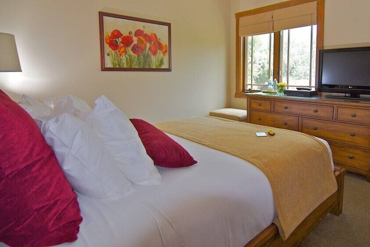 1 bedroom, Egyptian cotton sheets, premium bedding, pillowtop beds