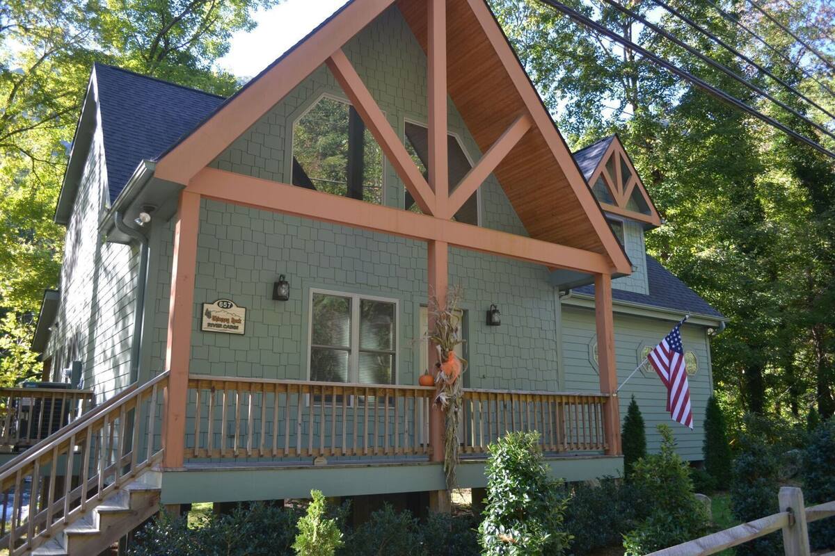 Luxury Cabin, 3 Bedrooms, Kitchen, Mountain View | 1 bedroom, Egyptian cotton sheets, premium bedding, pillowtop beds