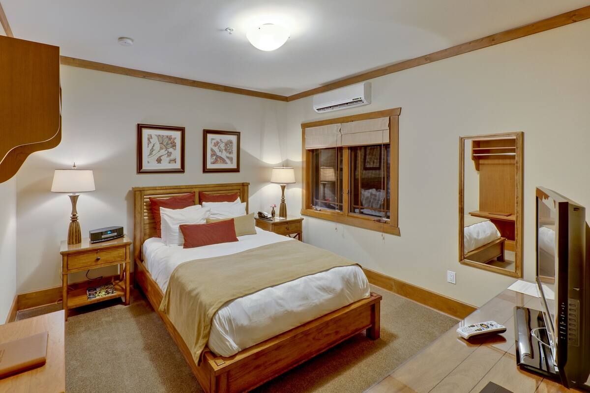 1 bedroom, Egyptian cotton sheets, premium bedding, pillowtop beds