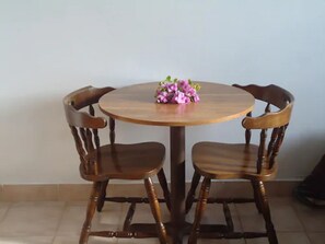 Fridge, microwave, coffee/tea maker, cookware/dishes/utensils - Orange Creek Inn (Orange Creek)