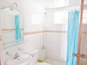 Apartment, 3 Bedrooms, 2 Bathrooms | Bathroom | Towels