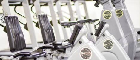 Varias bicicletas estáticas en un gimnasio.