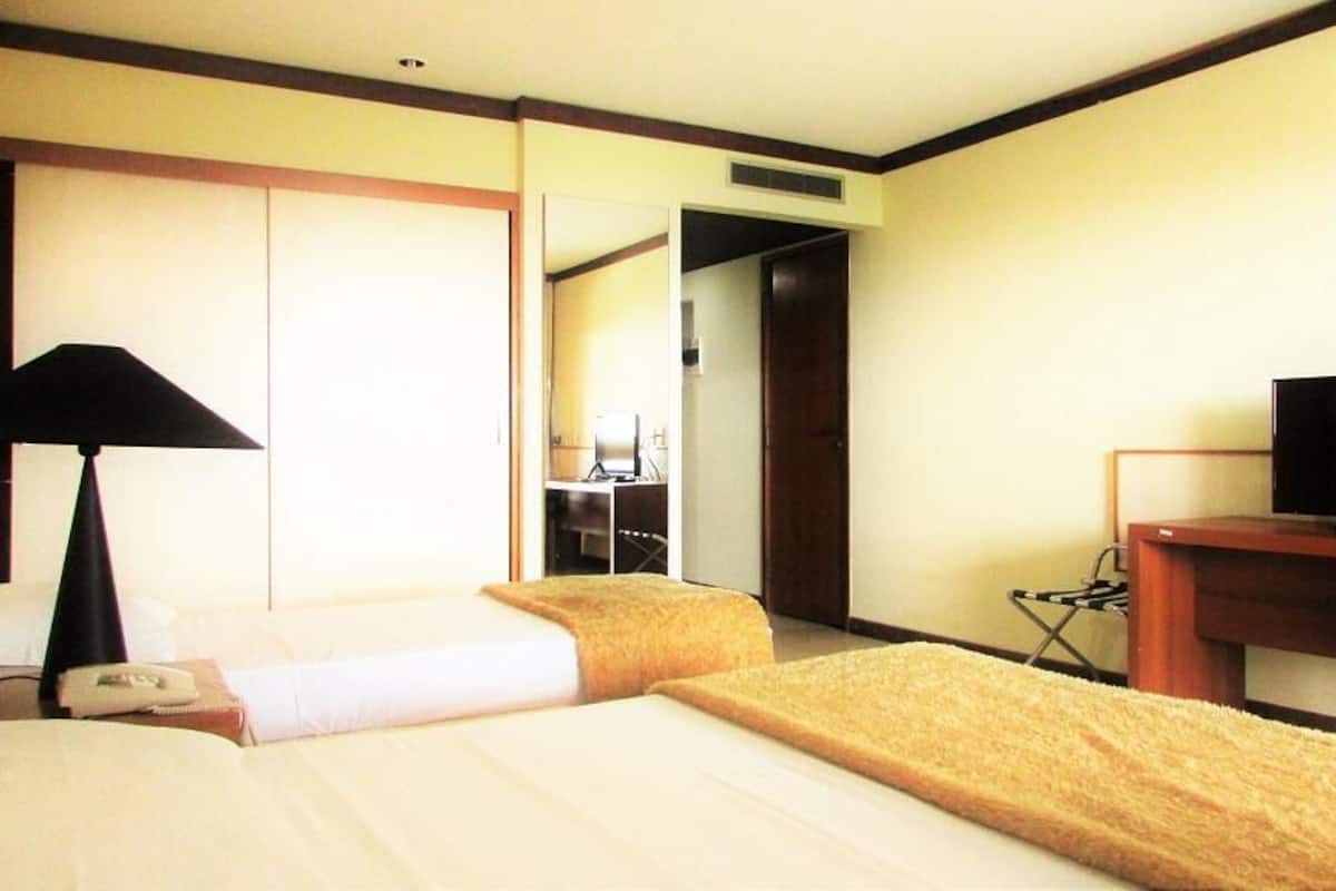 Minibar, in-room safe, desk, free WiFi