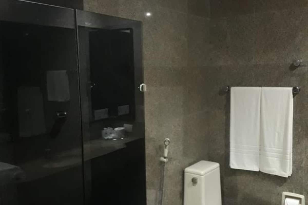 shower, free toiletries, towels