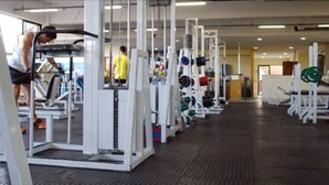 A gym with various exercise machines and weights. - Garden Hotel Campina Grande (Campina Grande)