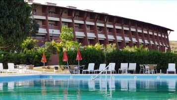 Piscina interna, 4 piscinas externas, guarda-sóis, espreguiçadeiras