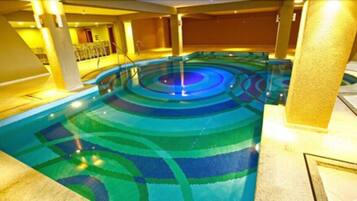 Indoor pool, 4 outdoor pools, pool umbrellas, pool loungers