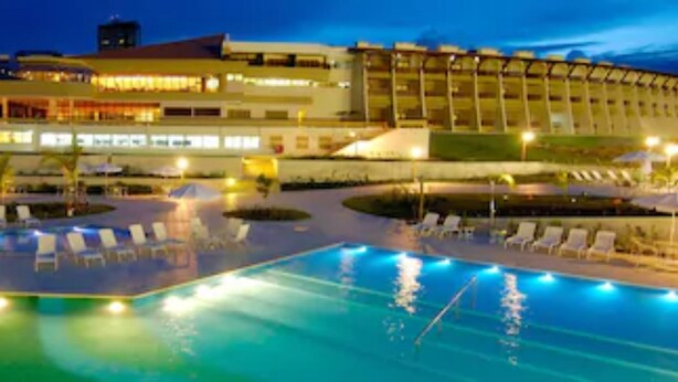 A hotel with a swimming pool, lounge chairs, and a well-lit outdoor area. - Garden Hotel Campina Grande (Campina Grande)