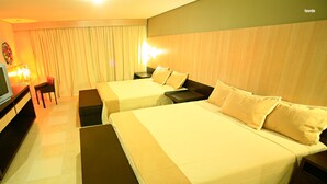 A hotel room with two beds, a desk, and a television. - Garden Hotel Campina Grande (Campina Grande)