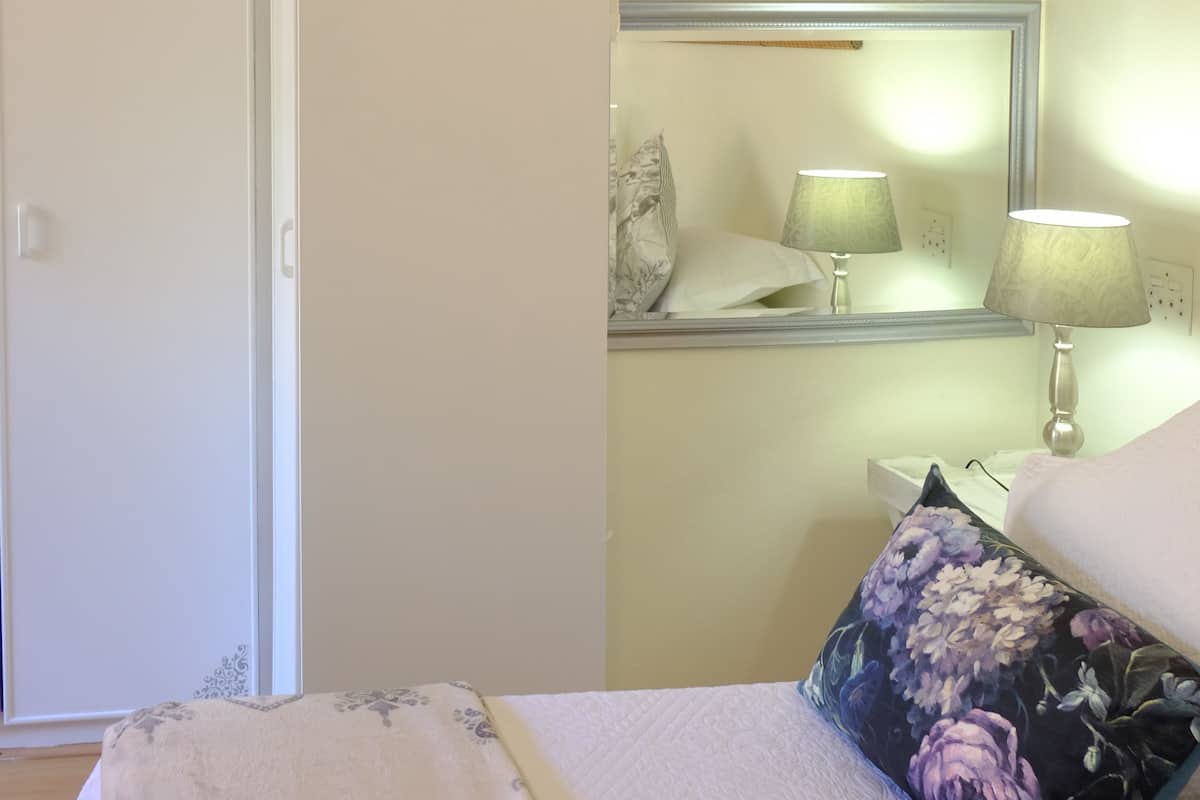 Habitación de lujo, 1 cama de matrimonio (Room E) | Caja fuerte, decoración individual, mobiliario individual y ropa de cama